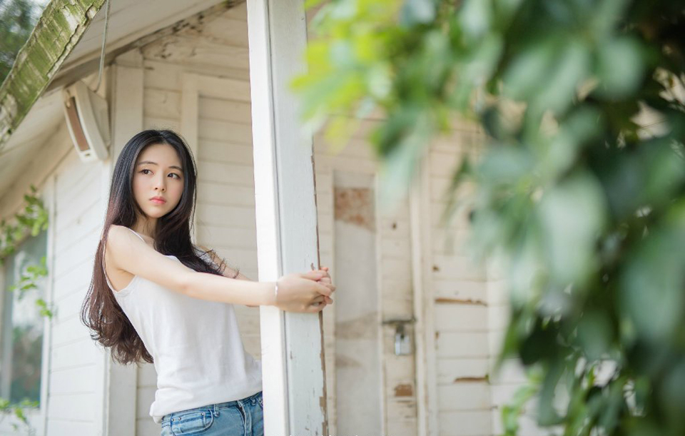 “兄长放心，我不会胡来，只是前线战报，兄长若是有暇，不妨书信于我如何？”庞统跟吕玲绮、赵云等人平辈论交，吕征身为吕玲绮的弟弟，虽然年纪差了不少，但仍旧是以平辈之礼相处。
